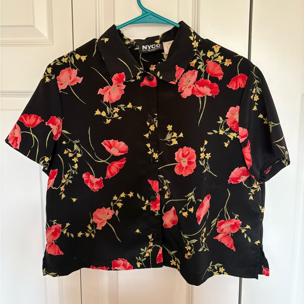 Vintage NYCC Petites floral button down shirt. Short sleeves. Women’s size M.